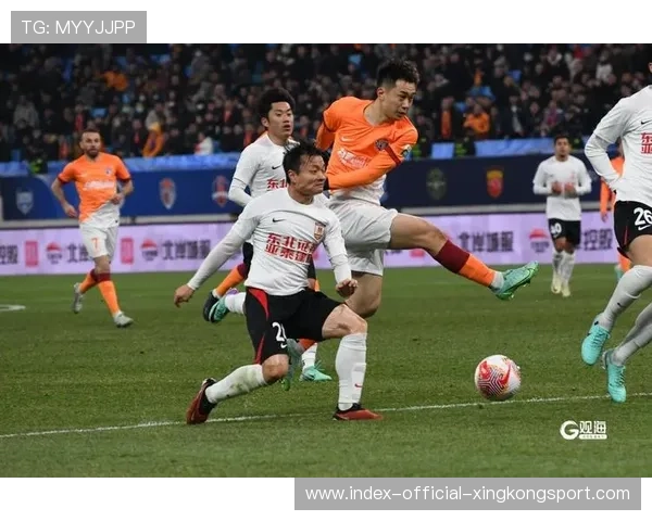 青岛海牛边路的逼抢为进攻创造了第一道火花 青岛海牛边路的逼抢为进攻创造了第一道火花