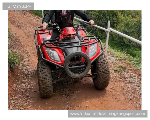 自行车越野赛泥地段上演惊险救车 自行车越野赛泥地段上演惊险救车